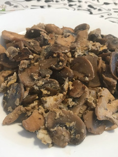 Una foto de Revuelto de champiñones con pollo al wok