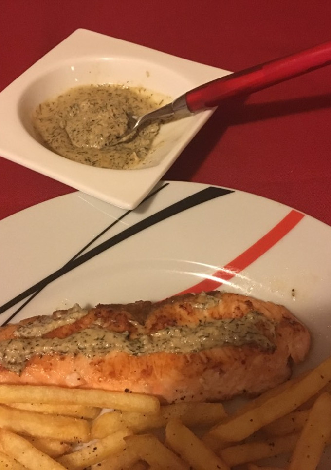 Una foto de Salmón en salsa de eneldo