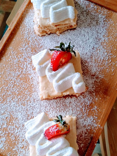 Una foto de Postre Napoleón, Decorado con merengue Suizo y fresas