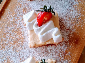 Una foto de Postre Napoleón, Decorado con merengue Suizo y fresas
