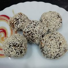 A picture of Dates and sesame seeds ladoo.