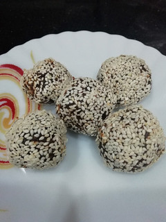 A picture of Dates and sesame seeds ladoo.
