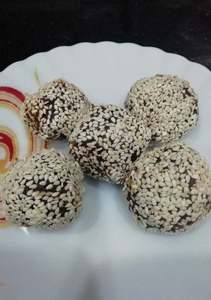 A picture of Dates and sesame seeds ladoo.