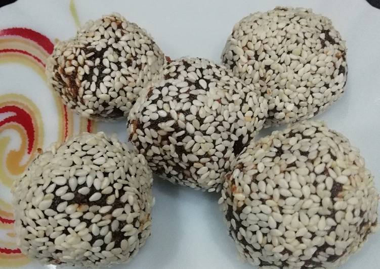 Dates and sesame seeds ladoo