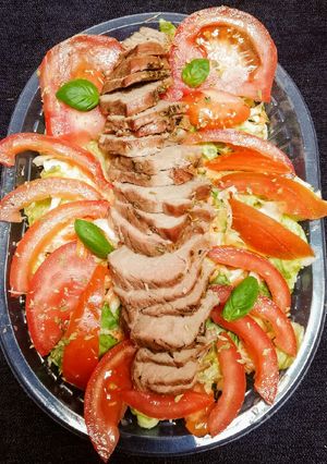 Una foto de Ensalada con solomillo de cerdo #cena