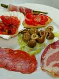 Antipasto con Asparagi Grigliati avvolti nel Prosciutto Crudo, Affettato, Peperonata e Olive Verde
