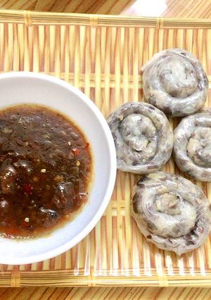 Hình của món Báng tráng cuộn sốt mắm me.