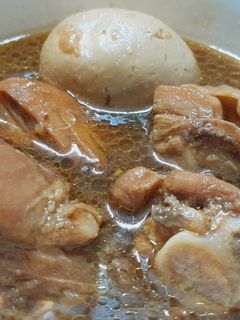 Hình của món Gà kho trứng.