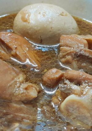 Hình của món Gà kho trứng.