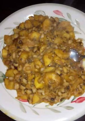 A picture of Porriage beans with unripe plantain.