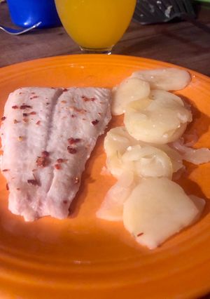 Una foto de Abadejo con papas y cebollas al horno
