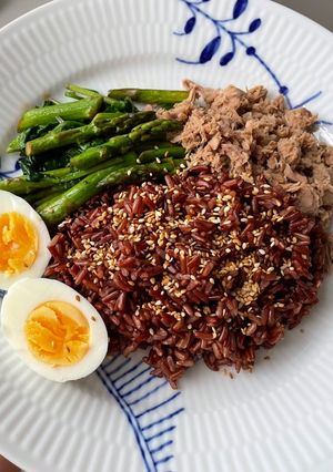 Hình của món Cơm gạo lức với cá hộp.