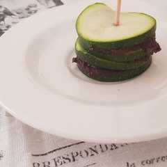 Una foto de Tapa de calabacín y paté de aceitunas de Kalamata