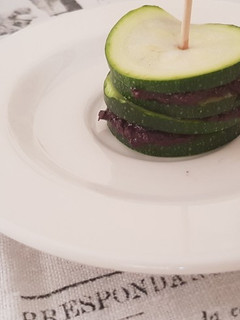 Una foto de Tapa de calabacín y paté de aceitunas de Kalamata