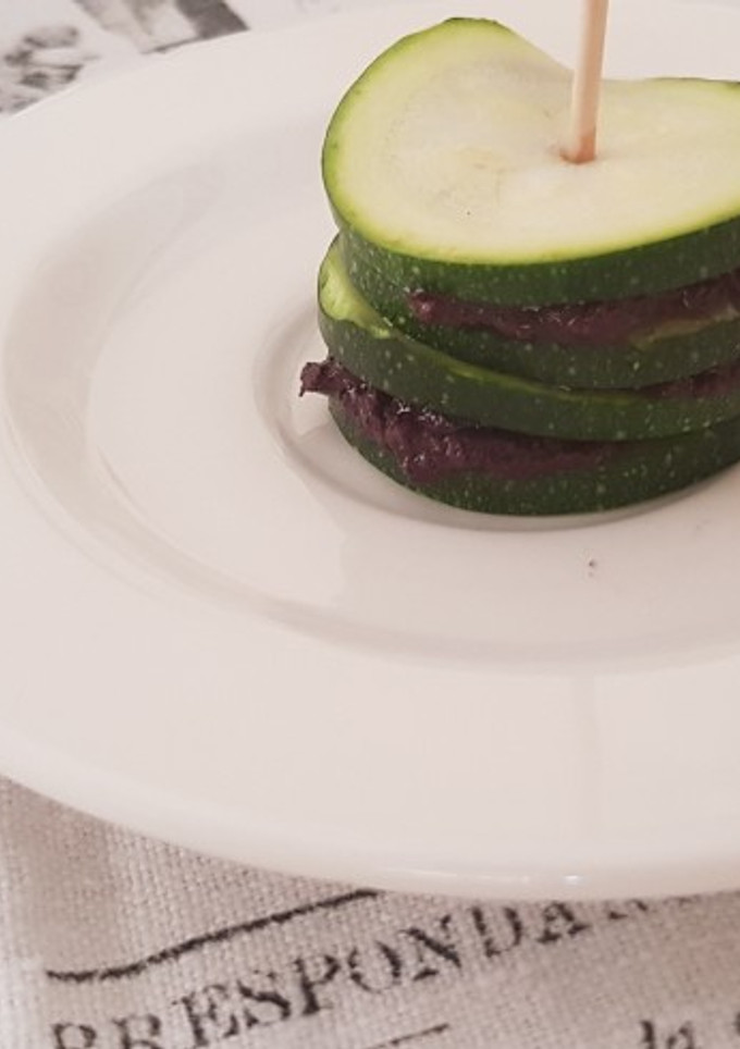 Una foto de Tapa de calabacín y paté de aceitunas de Kalamata