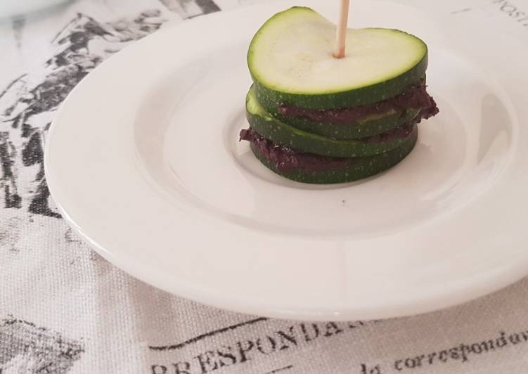 Tapa de calabacín y paté de aceitunas de Kalamata
