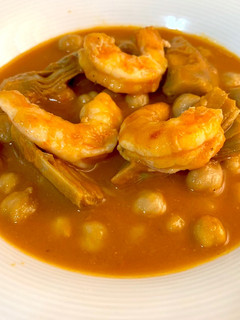 Una foto de Garbanzos con langostinos