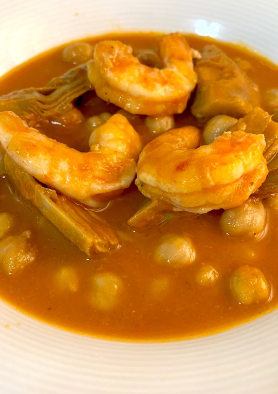 Una foto de Garbanzos con langostinos