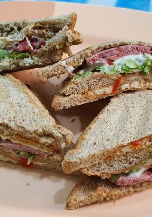 صورة لوصفة سندويش التوست بالدجاج واللانشون 🥪🤩
