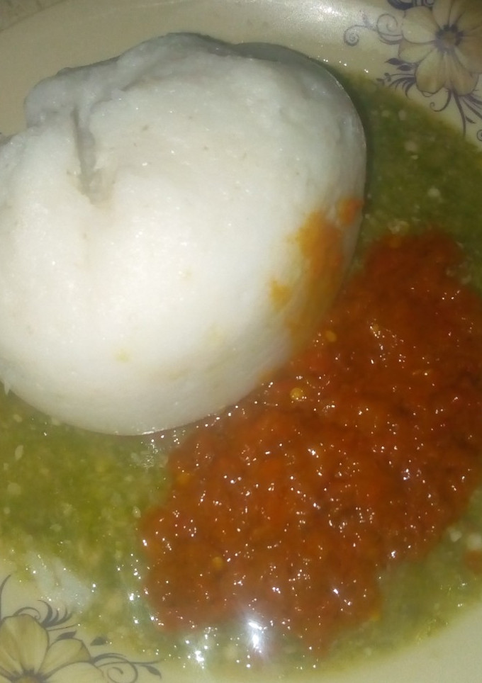 A picture of Tuwon shinkafa with stew and dry okro.