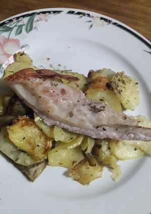 Una foto de Matambrito de cerdo sobre colchón de papas