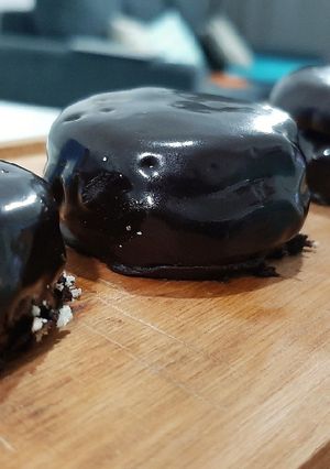 Una foto de Alfajores de maicena bañados