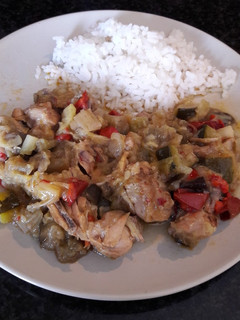 Una foto de Pollo con verduras
