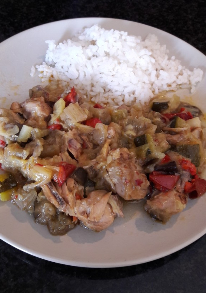 Una foto de Pollo con verduras