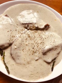 Una foto de Chuletas keto de cerdo con salsa de queso azul