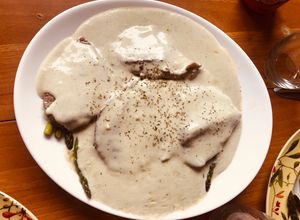 Foto principal de Chuletas keto de cerdo con salsa de queso azul