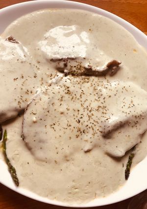 Una foto de Chuletas keto de cerdo con salsa de queso azul