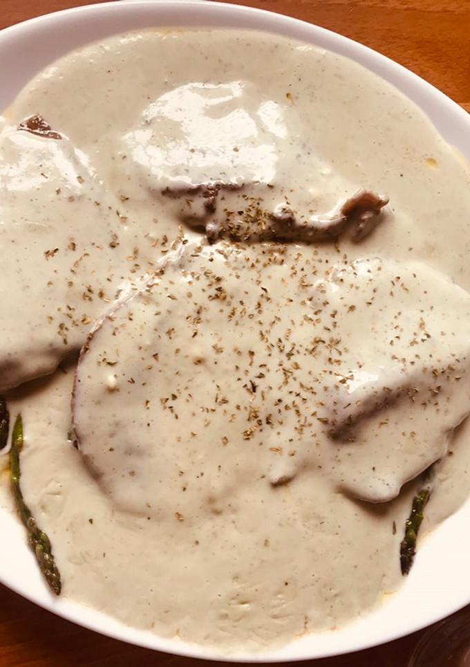 Una foto de Chuletas keto de cerdo con salsa de queso azul