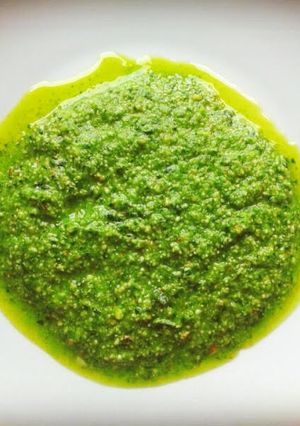 Foto di Linguine al pesto di zucchine crude, mandorle e rucola