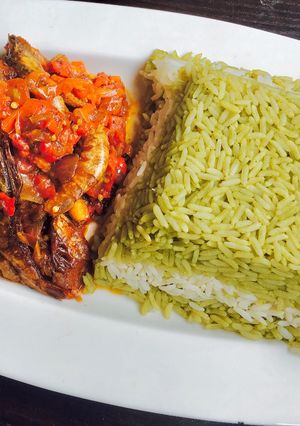 A picture of Green, white rice and Tiger prawns sauce.