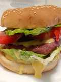366. Hamburguesa con salsa Cheddar casera