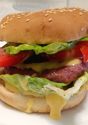 Una foto de 366. Hamburguesa con salsa Cheddar casera