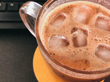 Refresco de canela, café e chocolate
