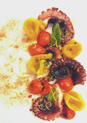 Foto di Polpo doppia cottura, peperoni e pomodorini confit