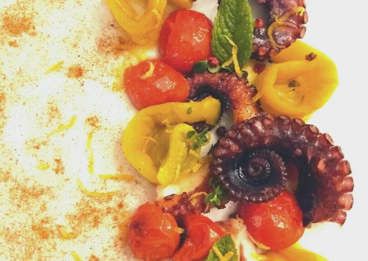 Polpo doppia cottura, peperoni al forno e pomodorini confit