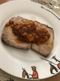 Una foto de Atún a la plancha con pisto de calabacín