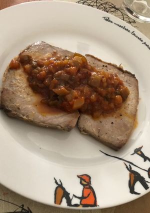Una foto de Atún a la plancha con pisto de calabacín