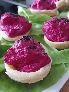 Una foto de Alcachofas rellenas con hummus de betarraga