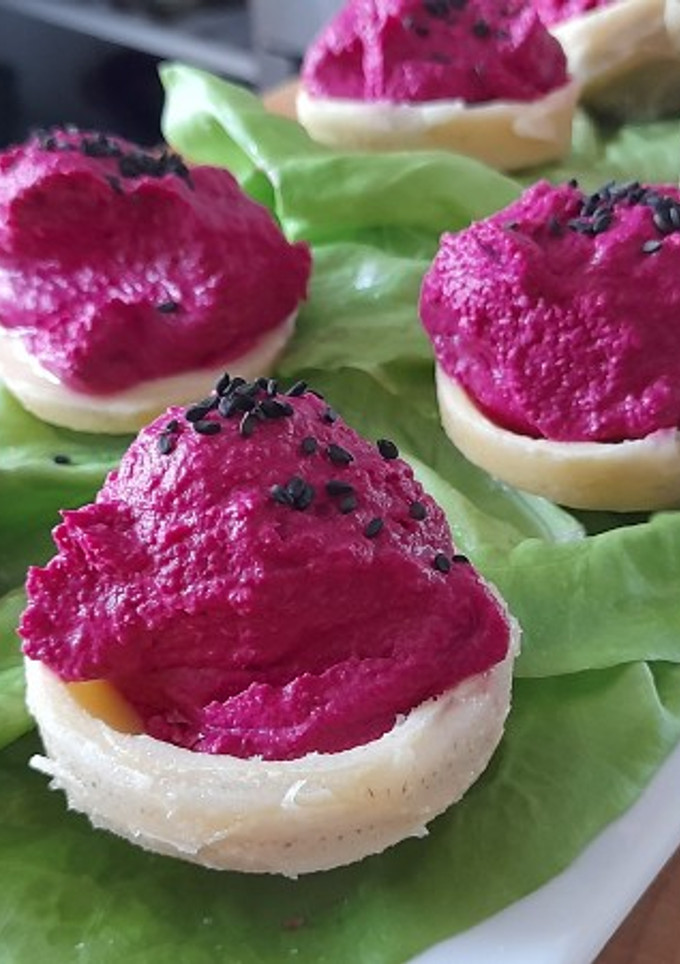 Una foto de Alcachofas rellenas con hummus de betarraga