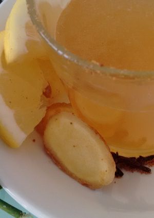 Una foto de Bebida isotónica con Agua de Mar, jengibre, clavo de olor y azúcar de coco