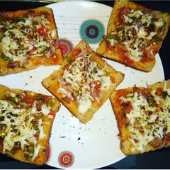 A picture of Bread pizza sandwich.