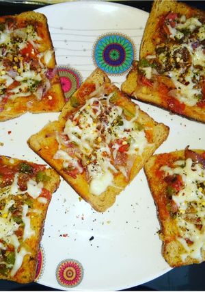 A picture of Bread pizza sandwich.