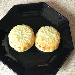 A picture of Peas and potato patties.