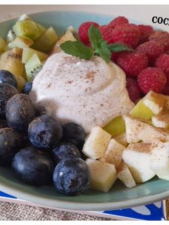Una foto de Fruta con crema de coco