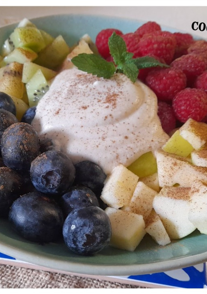 Una foto de Fruta con crema de coco