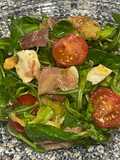 Ensalada de brevas con jamón y queso de cabra